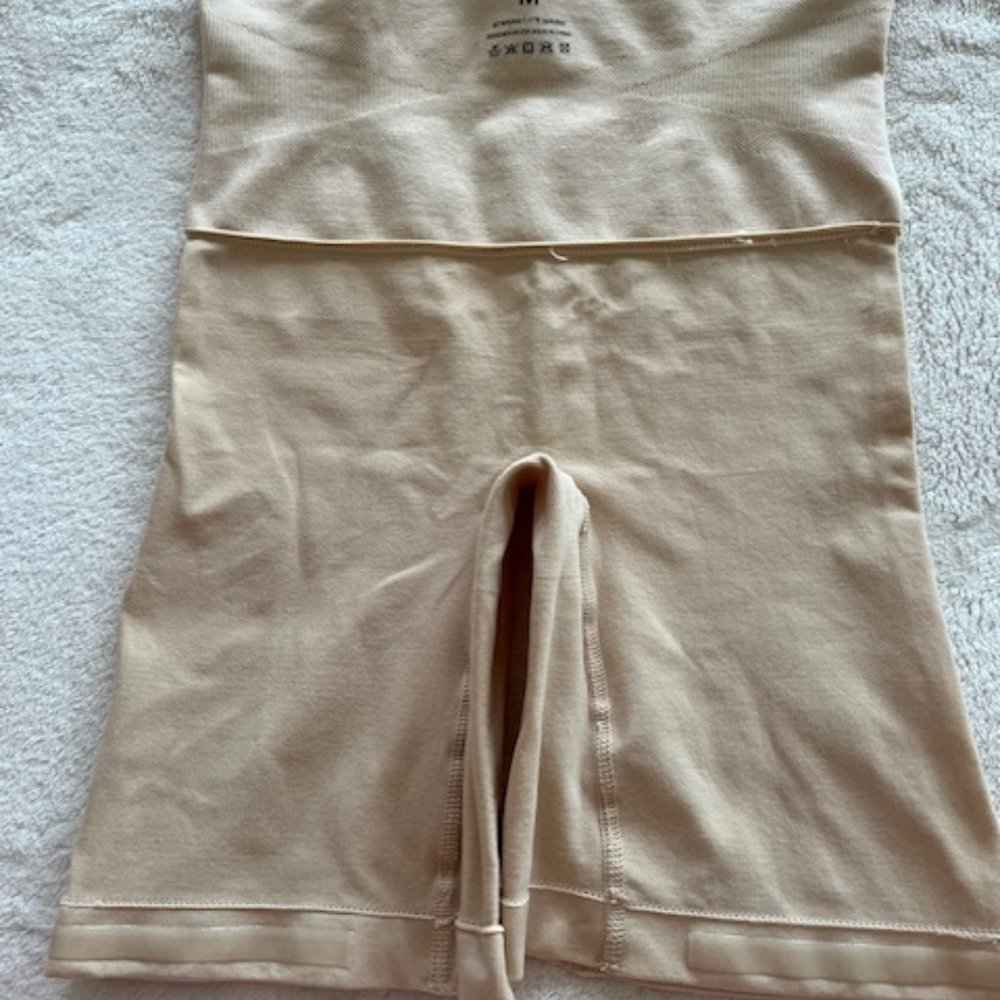 Mid-waist control shapewear shorts by Esa Liang - size M